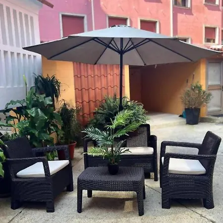 Con Patio Cerca De La Playa Apartamento