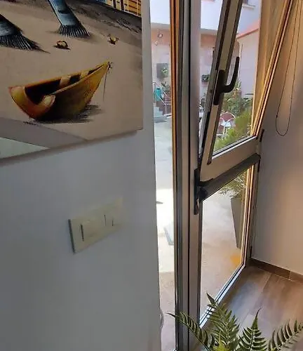 Con Patio Cerca De La Playa